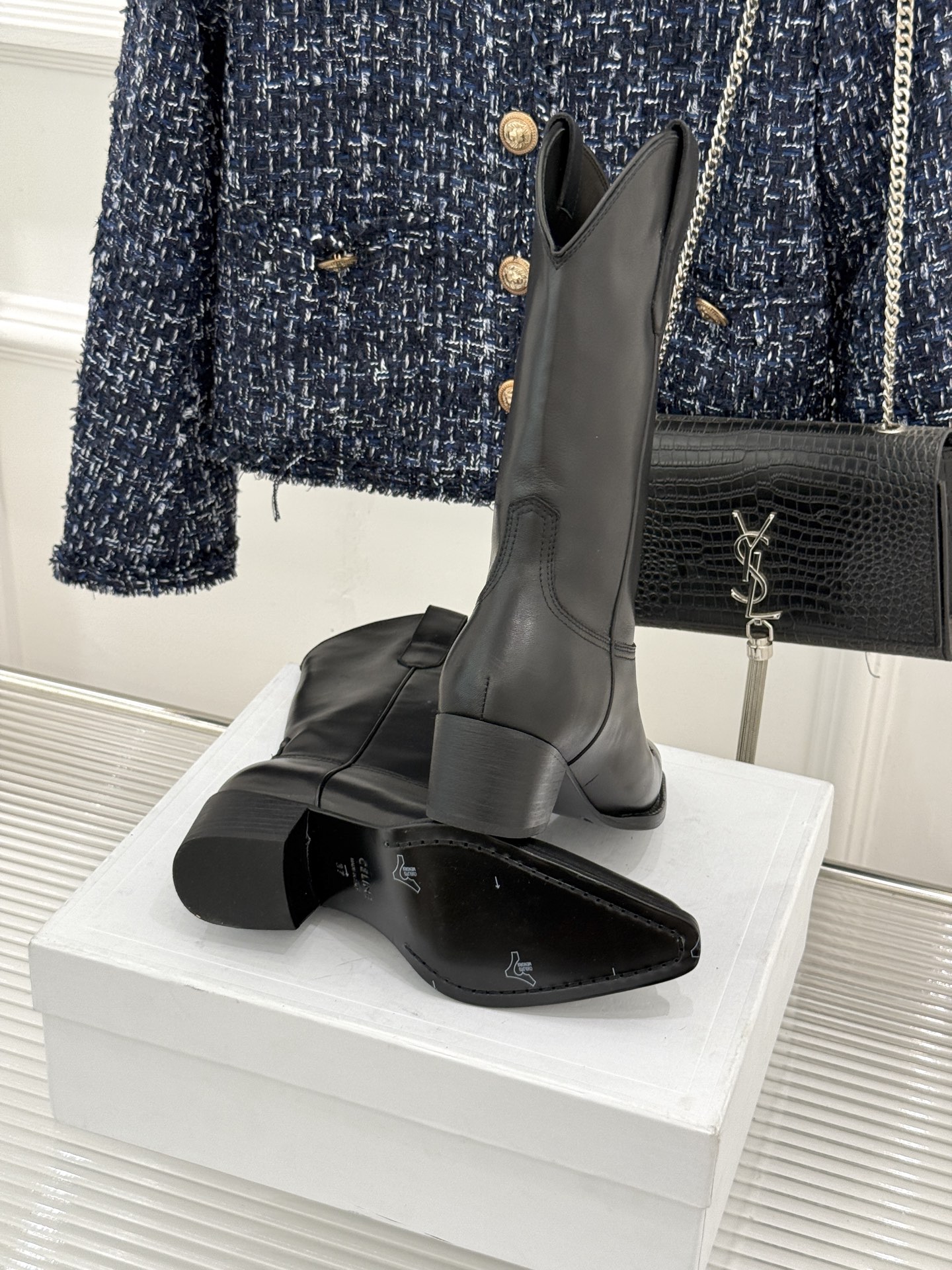 Celine /塞琳经典秋冬复古 西部缝线粗跟短靴 秋冬穿搭的灵魂单品 经典款永不过时 鞋柜必备投资级单品 细节尽显品牌 Celine /塞琳经典秋冬复古 西部缝线粗跟短靴 秋冬穿搭的灵魂单品 经典款永不过时 鞋柜必备投资级单品 细节尽显品牌