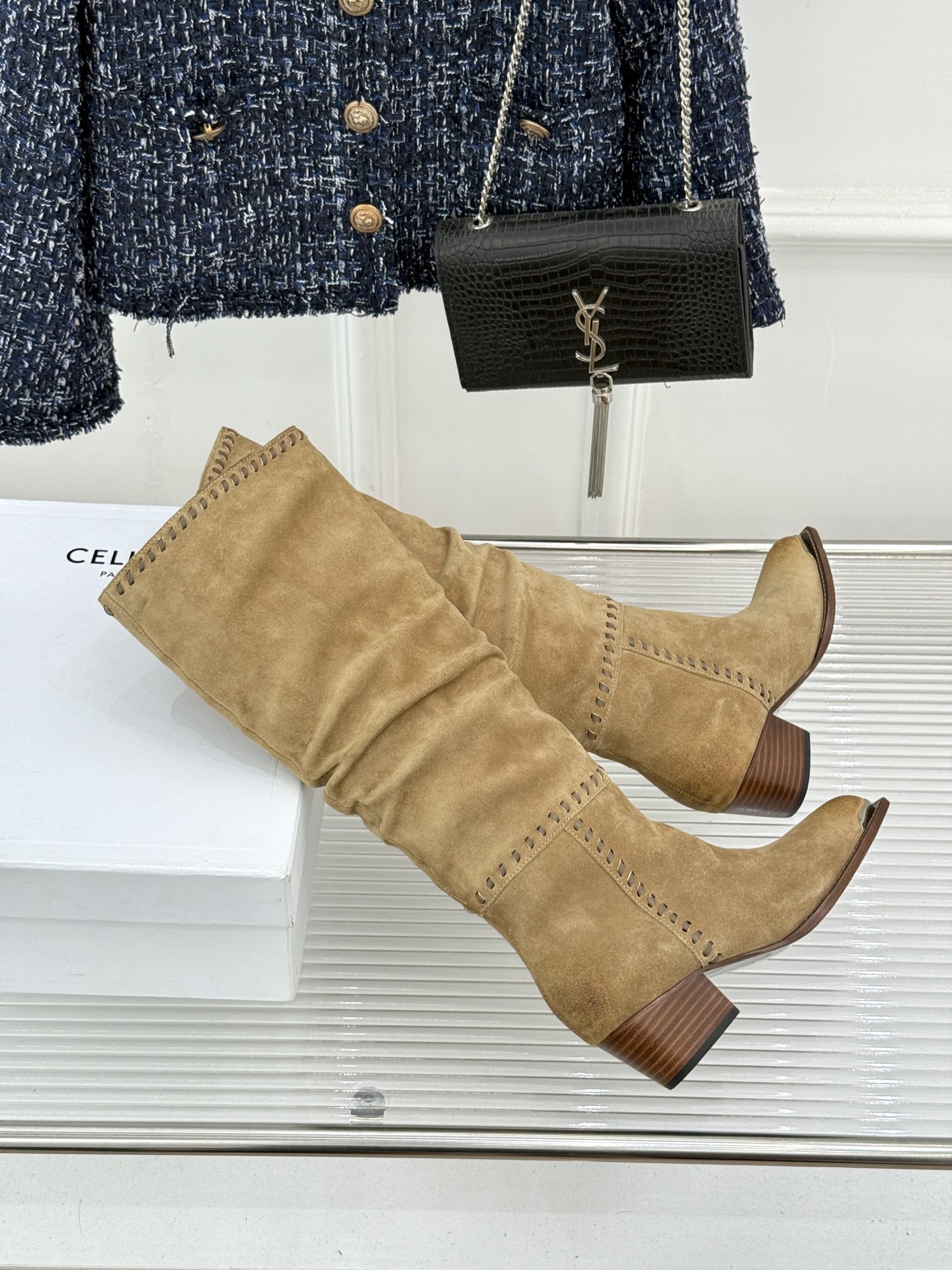 Celine /塞琳经典秋冬复古 金属头西部粗跟堆堆靴长靴 金属鞋头镌刻西部风骨 倾斜粗跟稳当又好走 头层牛皮肌理细腻 Celine /塞琳经典秋冬复古 金属头西部粗跟堆堆靴长靴 金属鞋头镌刻西部风骨 倾斜粗跟稳当又好走 头层牛皮肌理细腻