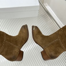 Celine /塞琳经典秋冬复古 金属头西部粗跟堆堆靴长靴 金属鞋头镌刻西部风骨 倾斜粗跟稳当又好走 头层牛皮肌理细腻 Celine /塞琳经典秋冬复古 金属头西部粗跟堆堆靴长靴 金属鞋头镌刻西部风骨 倾斜粗跟稳当又好走 头层牛皮肌理细腻