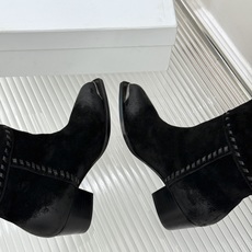Celine /塞琳经典秋冬复古 金属头西部粗跟堆堆靴长靴 金属鞋头镌刻西部风骨 倾斜粗跟稳当又好走 头层牛皮肌理细腻 Celine /塞琳经典秋冬复古 金属头西部粗跟堆堆靴长靴 金属鞋头镌刻西部风骨 倾斜粗跟稳当又好走 头层牛皮肌理细腻