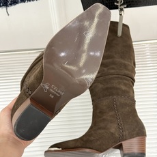 Celine /塞琳经典秋冬复古 金属头西部粗跟堆堆靴长靴 金属鞋头镌刻西部风骨 倾斜粗跟稳当又好走 头层牛皮肌理细腻 Celine /塞琳经典秋冬复古 金属头西部粗跟堆堆靴长靴 金属鞋头镌刻西部风骨 倾斜粗跟稳当又好走 头层牛皮肌理细腻