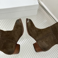Celine /塞琳经典秋冬复古 金属头西部粗跟堆堆靴长靴 金属鞋头镌刻西部风骨 倾斜粗跟稳当又好走 头层牛皮肌理细腻 Celine /塞琳经典秋冬复古 金属头西部粗跟堆堆靴长靴 金属鞋头镌刻西部风骨 倾斜粗跟稳当又好走 头层牛皮肌理细腻