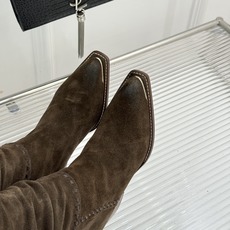 Celine /塞琳经典秋冬复古 金属头西部粗跟堆堆靴长靴 金属鞋头镌刻西部风骨 倾斜粗跟稳当又好走 头层牛皮肌理细腻 Celine /塞琳经典秋冬复古 金属头西部粗跟堆堆靴长靴 金属鞋头镌刻西部风骨 倾斜粗跟稳当又好走 头层牛皮肌理细腻