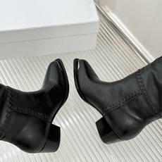 Celine /塞琳经典秋冬复古 金属头西部粗跟堆堆靴长靴 金属鞋头镌刻西部风骨 倾斜粗跟稳当又好走 头层牛皮肌理细腻 Celine /塞琳经典秋冬复古 金属头西部粗跟堆堆靴长靴 金属鞋头镌刻西部风骨 倾斜粗跟稳当又好走 头层牛皮肌理细腻