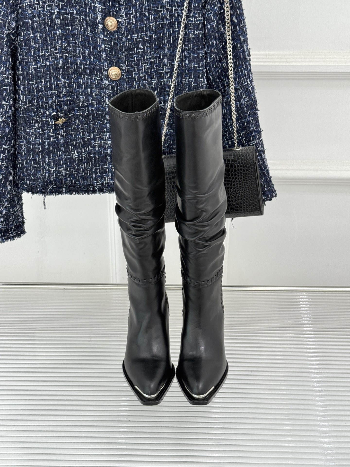 Celine /塞琳经典秋冬复古 金属头西部粗跟堆堆靴长靴 金属鞋头镌刻西部风骨 倾斜粗跟稳当又好走 头层牛皮肌理细腻 Celine /塞琳经典秋冬复古 金属头西部粗跟堆堆靴长靴 金属鞋头镌刻西部风骨 倾斜粗跟稳当又好走 头层牛皮肌理细腻
