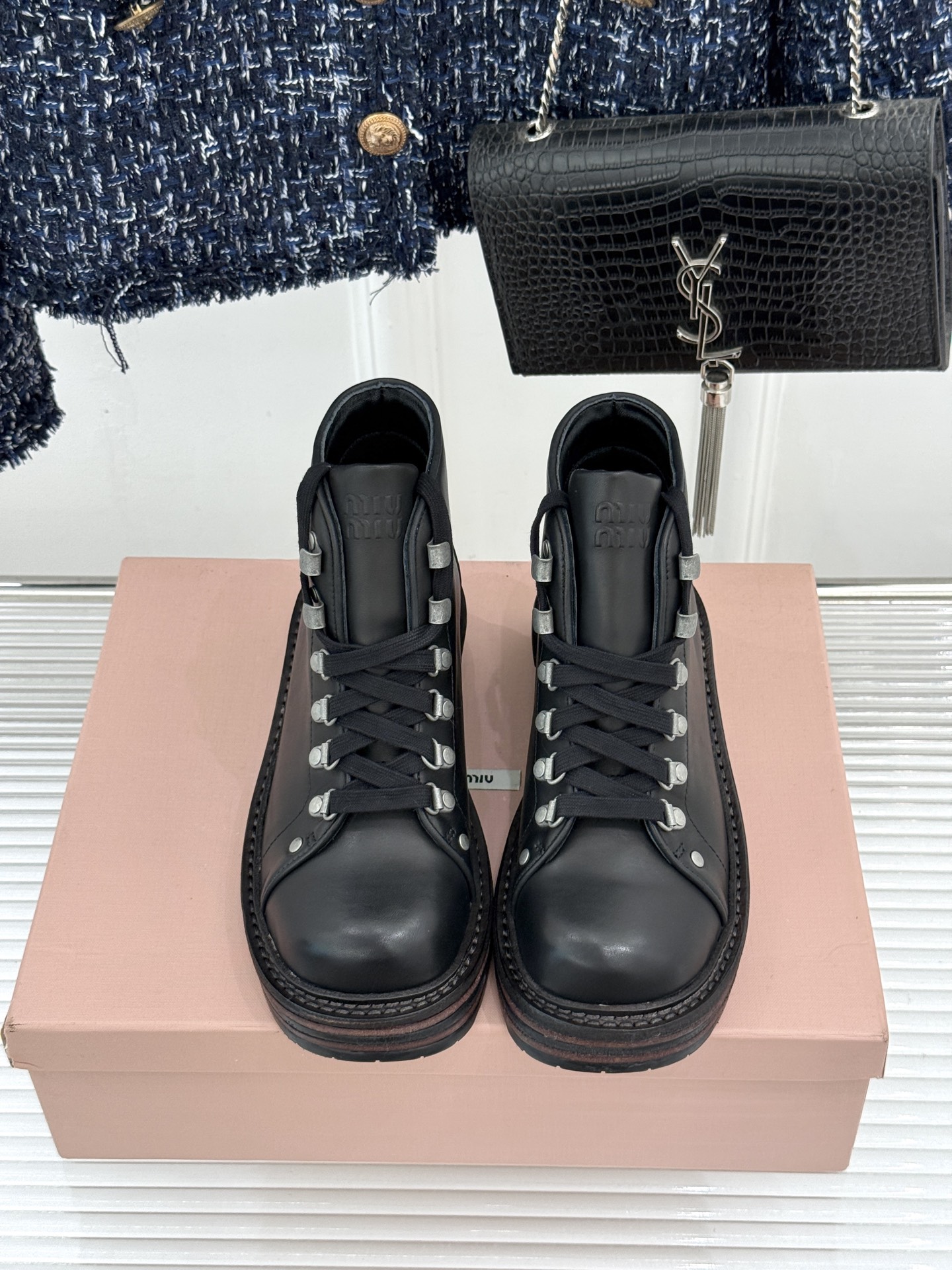 顶版 Miu Miu/缪缪26WF新品复古 做旧擦色系带马丁靴短靴 做旧擦色复古感直接拉满 系带设计甜酷氛围拉满 短靴版 顶版 Miu Miu/缪缪26WF新品复古 做旧擦色系带马丁靴短靴 做旧擦色复古感直接拉满 系带设计甜酷氛围拉满 短靴版