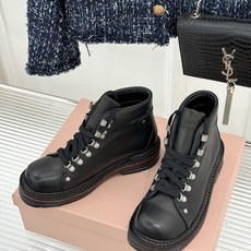 顶版 Miu Miu/缪缪26WF新品复古 做旧擦色系带马丁靴短靴 做旧擦色复古感直接拉满 系带设计甜酷氛围拉满 短靴版 顶版 Miu Miu/缪缪26WF新品复古 做旧擦色系带马丁靴短靴 做旧擦色复古感直接拉满 系带设计甜酷氛围拉满 短靴版