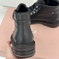顶版 Miu Miu/缪缪26WF新品复古 做旧擦色系带马丁靴短靴 做旧擦色复古感直接拉满 系带设计甜酷氛围拉满 短靴版 顶版 Miu Miu/缪缪26WF新品复古 做旧擦色系带马丁靴短靴 做旧擦色复古感直接拉满 系带设计甜酷氛围拉满 短靴版
