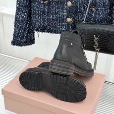 顶版 Miu Miu/缪缪26WF新品复古 做旧擦色系带马丁靴短靴 做旧擦色复古感直接拉满 系带设计甜酷氛围拉满 短靴版 顶版 Miu Miu/缪缪26WF新品复古 做旧擦色系带马丁靴短靴 做旧擦色复古感直接拉满 系带设计甜酷氛围拉满 短靴版