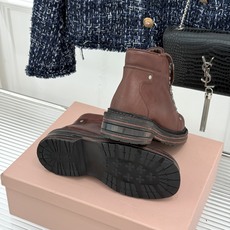 顶版 Miu Miu/缪缪26WF新品复古 做旧擦色系带马丁靴短靴 做旧擦色复古感直接拉满 系带设计甜酷氛围拉满 短靴版 顶版 Miu Miu/缪缪26WF新品复古 做旧擦色系带马丁靴短靴 做旧擦色复古感直接拉满 系带设计甜酷氛围拉满 短靴版