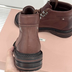 顶版 Miu Miu/缪缪26WF新品复古 做旧擦色系带马丁靴短靴 做旧擦色复古感直接拉满 系带设计甜酷氛围拉满 短靴版 顶版 Miu Miu/缪缪26WF新品复古 做旧擦色系带马丁靴短靴 做旧擦色复古感直接拉满 系带设计甜酷氛围拉满 短靴版