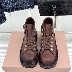 顶版 Miu Miu/缪缪26WF新品复古 做旧擦色系带马丁靴短靴 做旧擦色复古感直接拉满 系带设计甜酷氛围拉满 短靴版 顶版 Miu Miu/缪缪26WF新品复古 做旧擦色系带马丁靴短靴 做旧擦色复古感直接拉满 系带设计甜酷氛围拉满 短靴版