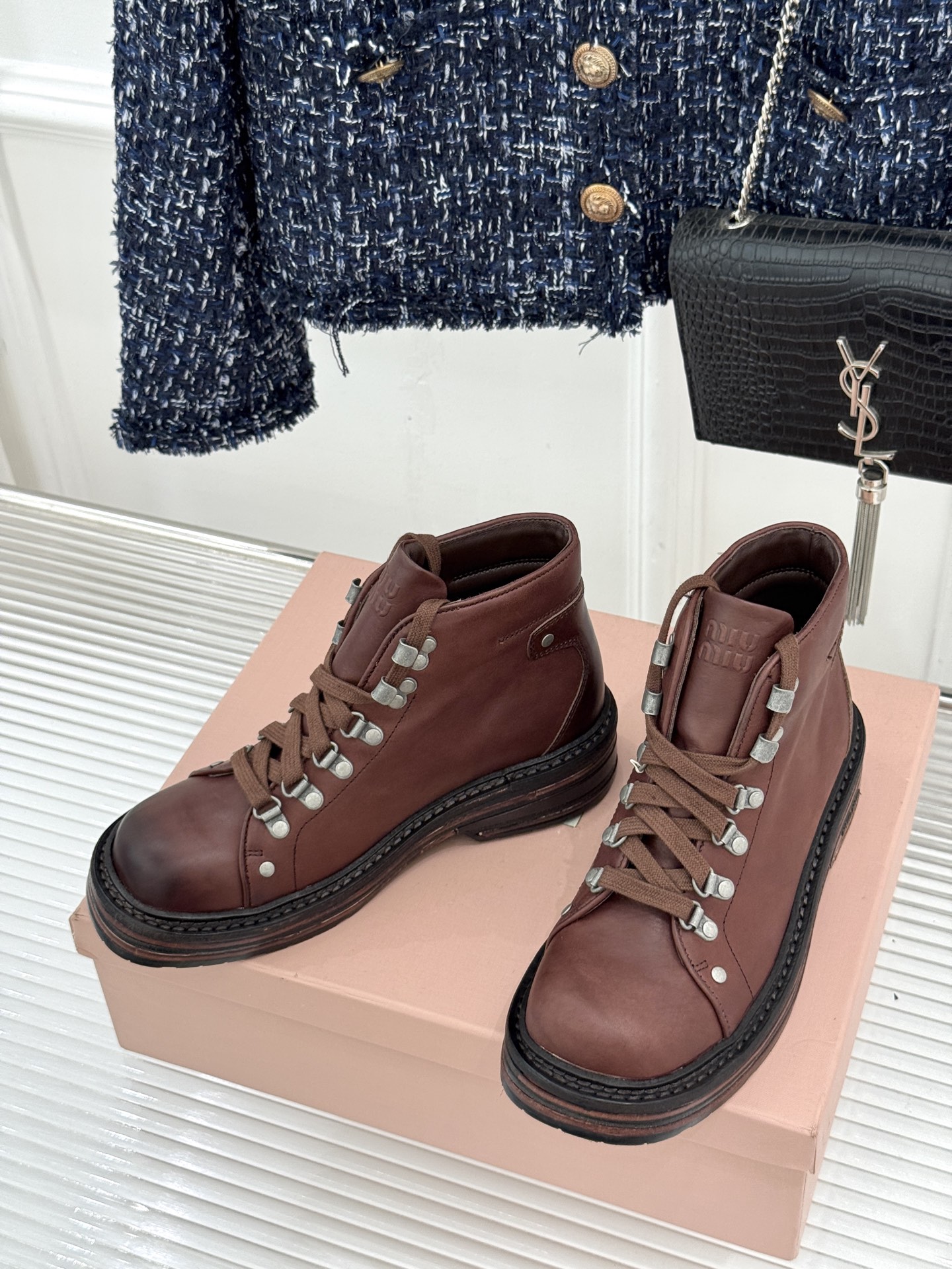 顶版 Miu Miu/缪缪26WF新品复古 做旧擦色系带马丁靴短靴 做旧擦色复古感直接拉满 系带设计甜酷氛围拉满 短靴版 顶版 Miu Miu/缪缪26WF新品复古 做旧擦色系带马丁靴短靴 做旧擦色复古感直接拉满 系带设计甜酷氛围拉满 短靴版