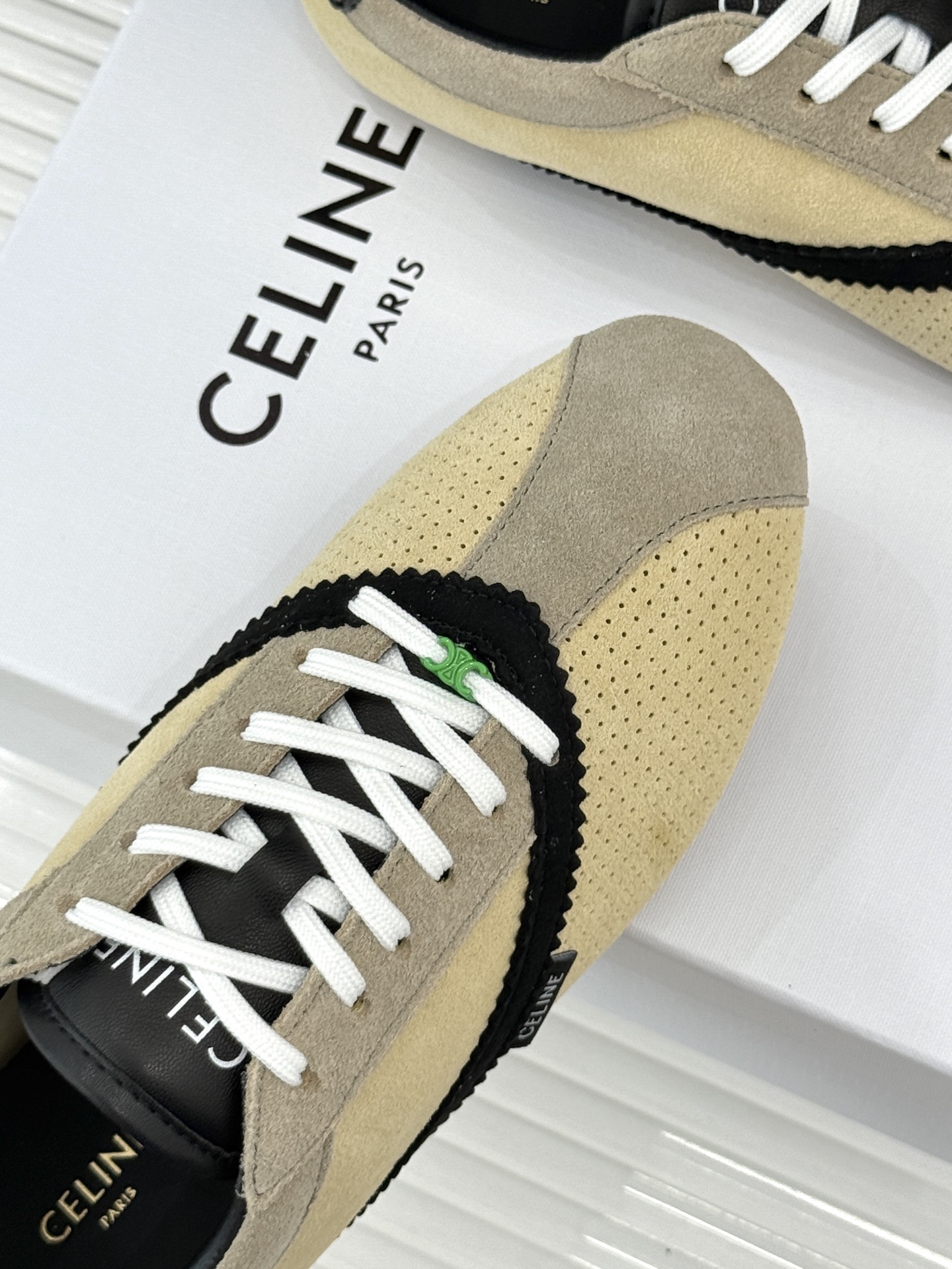 Celine/赛琳26WF新品复古 德训鞋运动鞋 一眼万年的 谁穿谁爱 简直是时尚界的天花板 简约设计搭配高级配色 经典 Celine/赛琳26WF新品复古 德训鞋运动鞋 一眼万年的 谁穿谁爱 简直是时尚界的天花板 简约设计搭配高级配色 经典