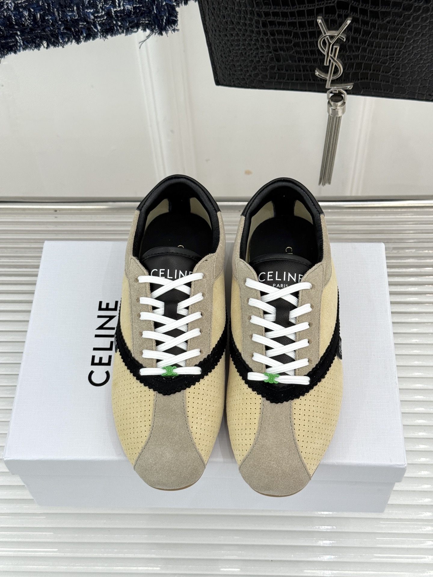 Celine/赛琳26WF新品复古 德训鞋运动鞋 一眼万年的 谁穿谁爱 简直是时尚界的天花板 简约设计搭配高级配色 经典 Celine/赛琳26WF新品复古 德训鞋运动鞋 一眼万年的 谁穿谁爱 简直是时尚界的天花板 简约设计搭配高级配色 经典