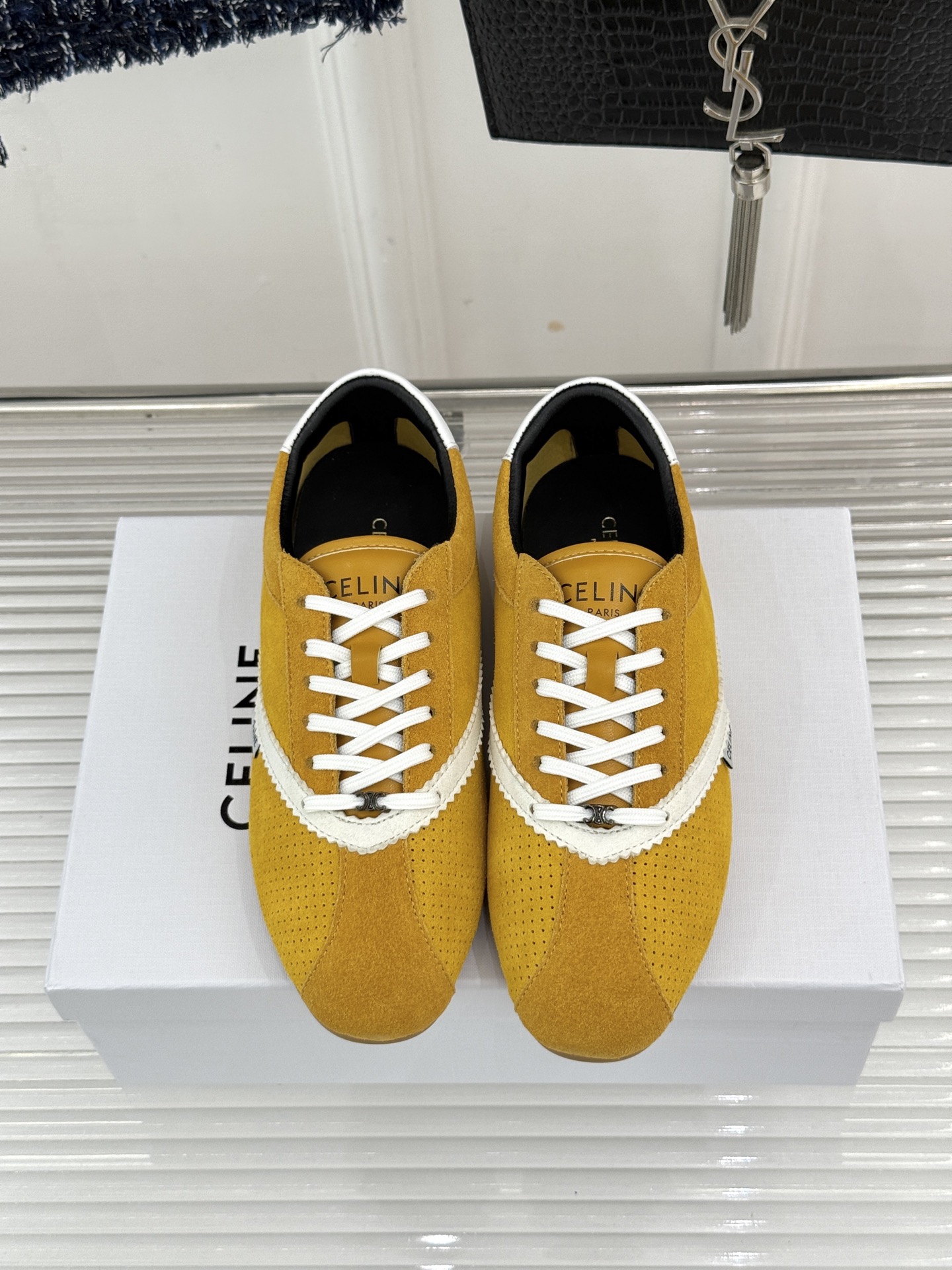 Celine/赛琳26WF新品复古 德训鞋运动鞋 一眼万年的 谁穿谁爱 简直是时尚界的天花板 简约设计搭配高级配色 经典 Celine/赛琳26WF新品复古 德训鞋运动鞋 一眼万年的 谁穿谁爱 简直是时尚界的天花板 简约设计搭配高级配色 经典