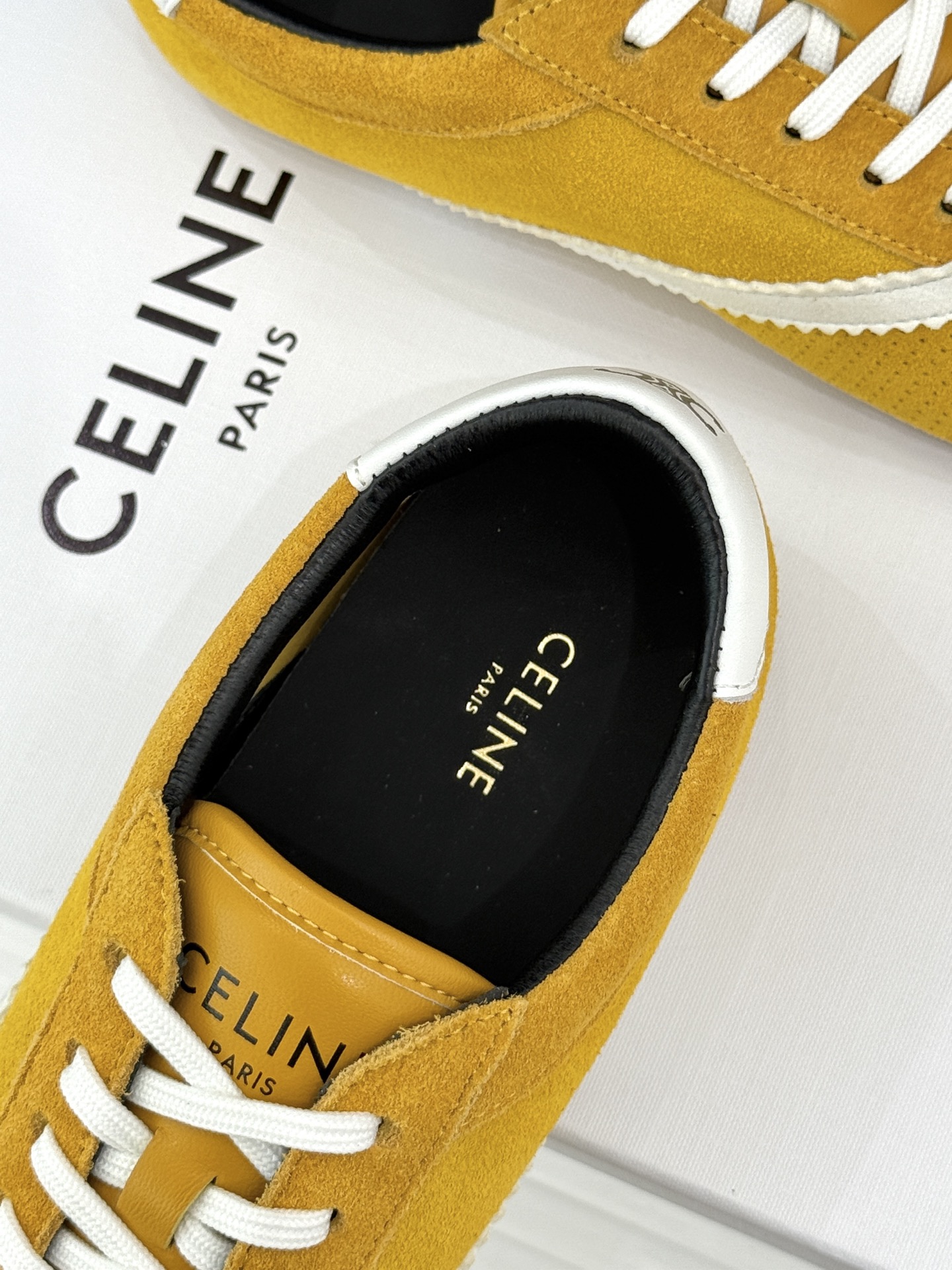 Celine/赛琳26WF新品复古 德训鞋运动鞋 一眼万年的 谁穿谁爱 简直是时尚界的天花板 简约设计搭配高级配色 经典 Celine/赛琳26WF新品复古 德训鞋运动鞋 一眼万年的 谁穿谁爱 简直是时尚界的天花板 简约设计搭配高级配色 经典