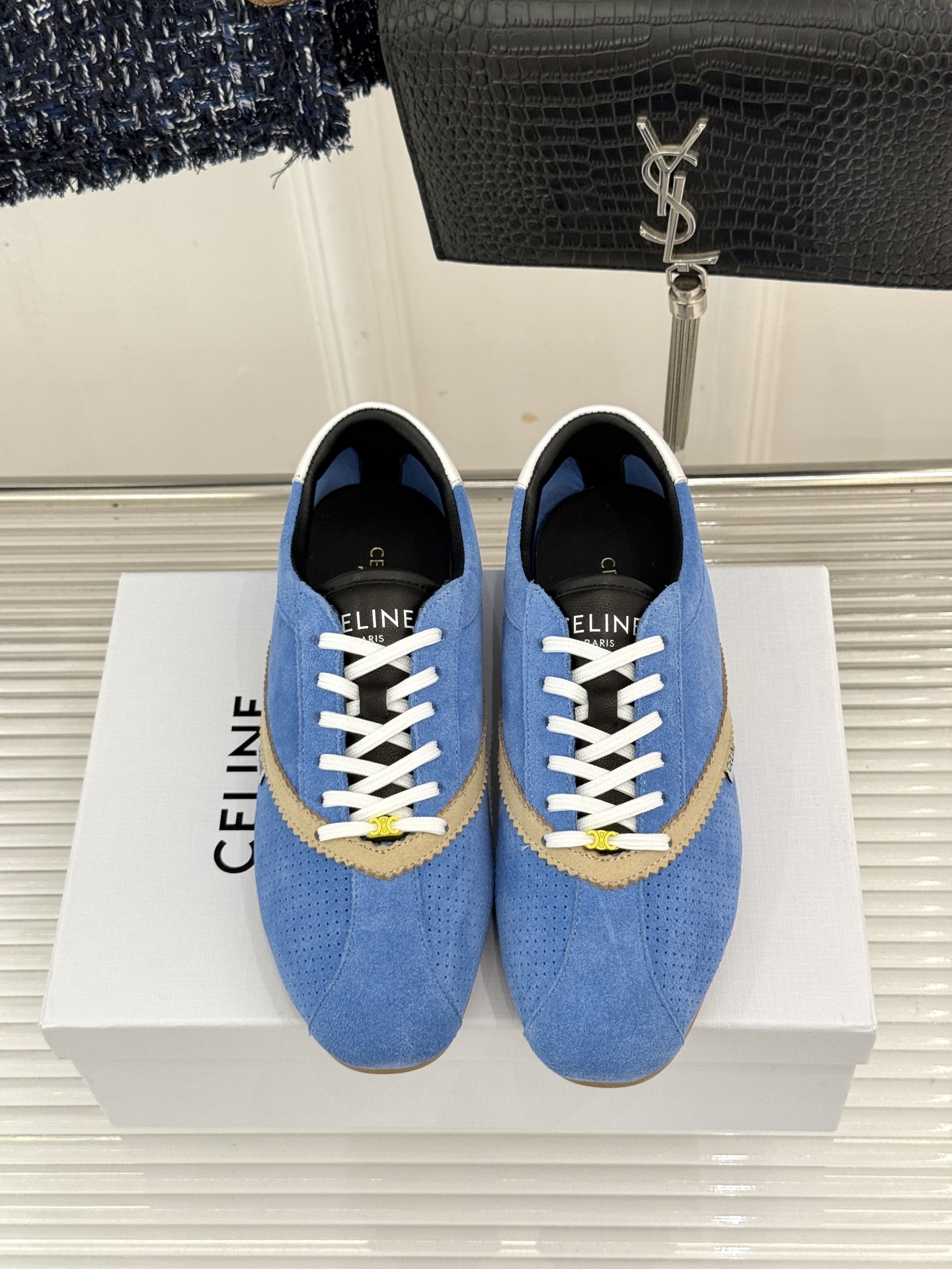Celine/赛琳26WF新品复古 德训鞋运动鞋 一眼万年的 谁穿谁爱 简直是时尚界的天花板 简约设计搭配高级配色 经典 Celine/赛琳26WF新品复古 德训鞋运动鞋 一眼万年的 谁穿谁爱 简直是时尚界的天花板 简约设计搭配高级配色 经典