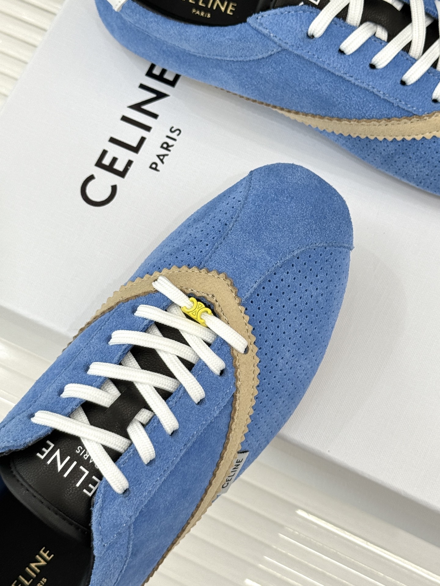 Celine/赛琳26WF新品复古 德训鞋运动鞋 一眼万年的 谁穿谁爱 简直是时尚界的天花板 简约设计搭配高级配色 经典 Celine/赛琳26WF新品复古 德训鞋运动鞋 一眼万年的 谁穿谁爱 简直是时尚界的天花板 简约设计搭配高级配色 经典
