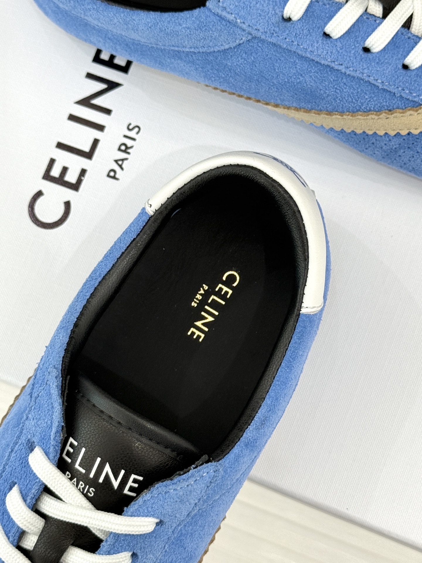 Celine/赛琳26WF新品复古 德训鞋运动鞋 一眼万年的 谁穿谁爱 简直是时尚界的天花板 简约设计搭配高级配色 经典 Celine/赛琳26WF新品复古 德训鞋运动鞋 一眼万年的 谁穿谁爱 简直是时尚界的天花板 简约设计搭配高级配色 经典