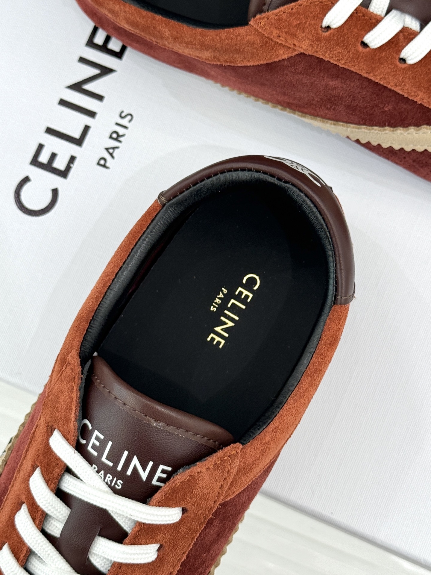 Celine/赛琳26WF新品复古 德训鞋运动鞋 一眼万年的 谁穿谁爱 简直是时尚界的天花板 简约设计搭配高级配色 经典 Celine/赛琳26WF新品复古 德训鞋运动鞋 一眼万年的 谁穿谁爱 简直是时尚界的天花板 简约设计搭配高级配色 经典