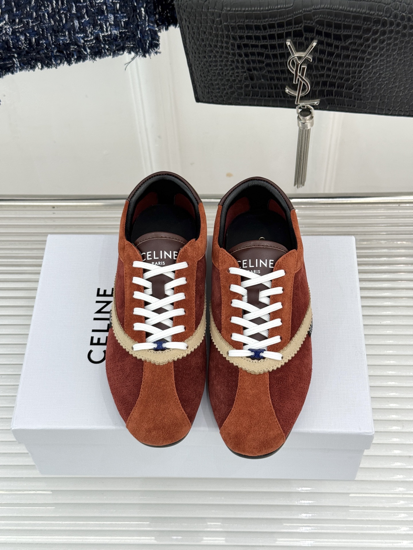 Celine/赛琳26WF新品复古 德训鞋运动鞋 一眼万年的 谁穿谁爱 简直是时尚界的天花板 简约设计搭配高级配色 经典 Celine/赛琳26WF新品复古 德训鞋运动鞋 一眼万年的 谁穿谁爱 简直是时尚界的天花板 简约设计搭配高级配色 经典