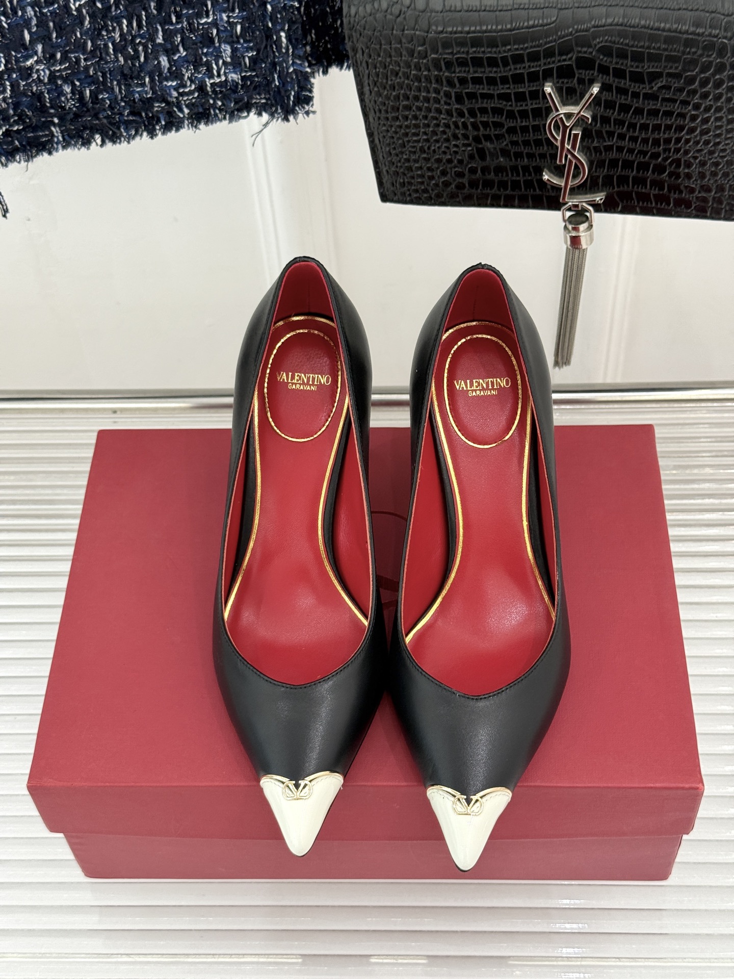 Valentino/华伦天奴26WF新品 尖头高跟鞋凉鞋 尖头线条勾勒足间精致轮廓 小V金标点睛鞋头 细跟拉长腿型比例 