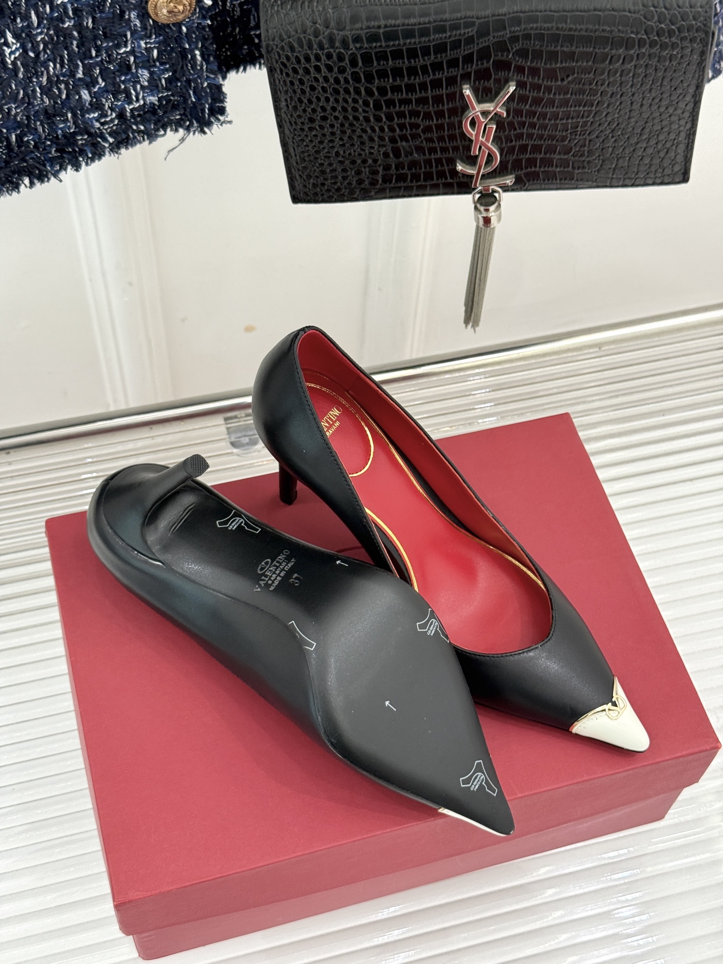 Valentino/华伦天奴26WF新品 尖头高跟鞋凉鞋 尖头线条勾勒足间精致轮廓 小V金标点睛鞋头 细跟拉长腿型比例 