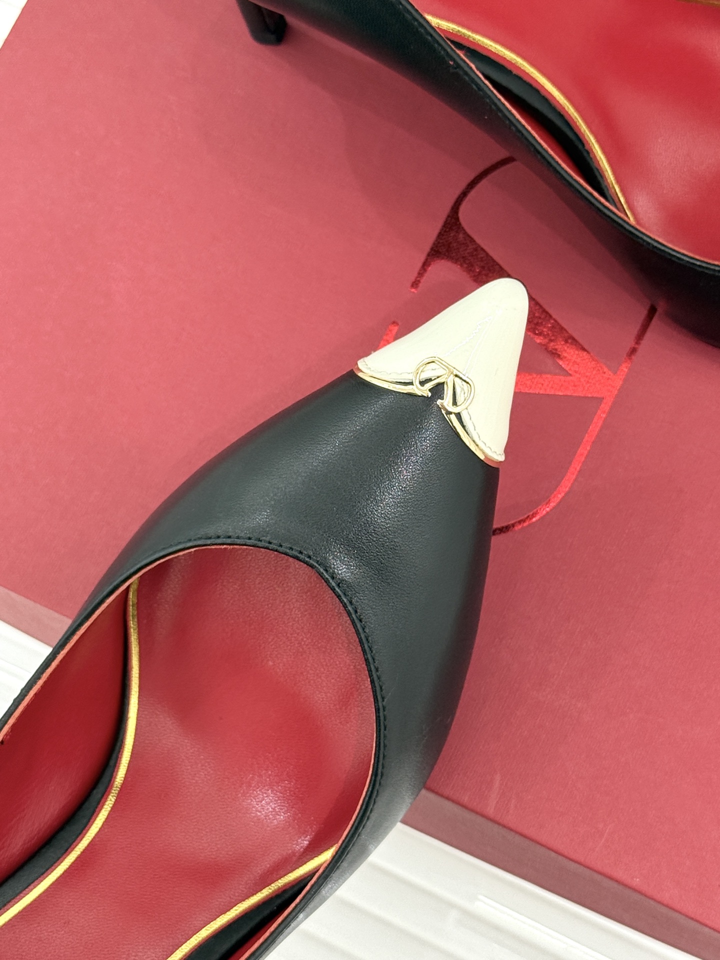 Valentino/华伦天奴26WF新品 尖头高跟鞋凉鞋 尖头线条勾勒足间精致轮廓 小V金标点睛鞋头 细跟拉长腿型比例 
