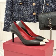 Valentino/华伦天奴26WF新品 尖头高跟鞋凉鞋 尖头线条勾勒足间精致轮廓 小V金标点睛鞋头 细跟拉长腿型比例 Valentino/华伦天奴26WF新品 尖头高跟鞋凉鞋 尖头线条勾勒足间精致轮廓 小V金标点睛鞋头 细跟拉长腿型比例