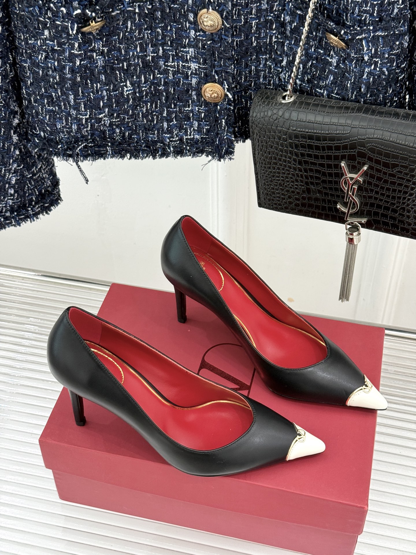 Valentino/华伦天奴26WF新品 尖头高跟鞋凉鞋 尖头线条勾勒足间精致轮廓 小V金标点睛鞋头 细跟拉长腿型比例 