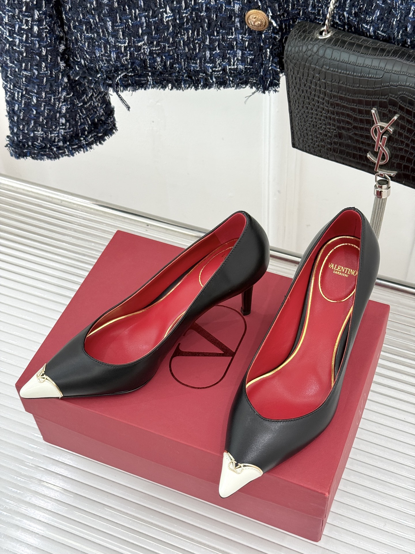 Valentino/华伦天奴26WF新品 尖头高跟鞋凉鞋 尖头线条勾勒足间精致轮廓 小V金标点睛鞋头 细跟拉长腿型比例 
