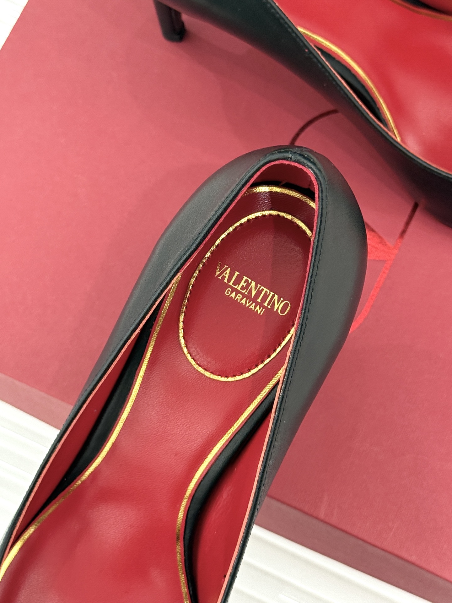 Valentino/华伦天奴26WF新品 尖头高跟鞋凉鞋 尖头线条勾勒足间精致轮廓 小V金标点睛鞋头 细跟拉长腿型比例 