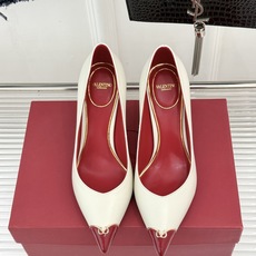 Valentino/华伦天奴26WF新品 尖头高跟鞋凉鞋 尖头线条勾勒足间精致轮廓 小V金标点睛鞋头 细跟拉长腿型比例 Valentino/华伦天奴26WF新品 尖头高跟鞋凉鞋 尖头线条勾勒足间精致轮廓 小V金标点睛鞋头 细跟拉长腿型比例
