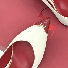 Valentino/华伦天奴26WF新品 尖头高跟鞋凉鞋 尖头线条勾勒足间精致轮廓 小V金标点睛鞋头 细跟拉长腿型比例 Valentino/华伦天奴26WF新品 尖头高跟鞋凉鞋 尖头线条勾勒足间精致轮廓 小V金标点睛鞋头 细跟拉长腿型比例