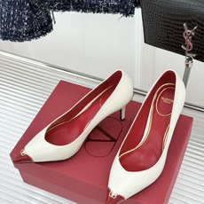 Valentino/华伦天奴26WF新品 尖头高跟鞋凉鞋 尖头线条勾勒足间精致轮廓 小V金标点睛鞋头 细跟拉长腿型比例 Valentino/华伦天奴26WF新品 尖头高跟鞋凉鞋 尖头线条勾勒足间精致轮廓 小V金标点睛鞋头 细跟拉长腿型比例