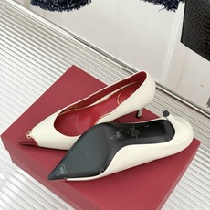 Valentino/华伦天奴26WF新品 尖头高跟鞋凉鞋 尖头线条勾勒足间精致轮廓 小V金标点睛鞋头 细跟拉长腿型比例 Valentino/华伦天奴26WF新品 尖头高跟鞋凉鞋 尖头线条勾勒足间精致轮廓 小V金标点睛鞋头 细跟拉长腿型比例