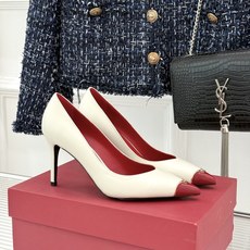 Valentino/华伦天奴26WF新品 尖头高跟鞋凉鞋 尖头线条勾勒足间精致轮廓 小V金标点睛鞋头 细跟拉长腿型比例 Valentino/华伦天奴26WF新品 尖头高跟鞋凉鞋 尖头线条勾勒足间精致轮廓 小V金标点睛鞋头 细跟拉长腿型比例