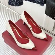 Valentino/华伦天奴26WF新品 尖头高跟鞋凉鞋 尖头线条勾勒足间精致轮廓 小V金标点睛鞋头 细跟拉长腿型比例 Valentino/华伦天奴26WF新品 尖头高跟鞋凉鞋 尖头线条勾勒足间精致轮廓 小V金标点睛鞋头 细跟拉长腿型比例