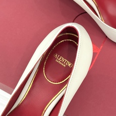 Valentino/华伦天奴26WF新品 尖头高跟鞋凉鞋 尖头线条勾勒足间精致轮廓 小V金标点睛鞋头 细跟拉长腿型比例 Valentino/华伦天奴26WF新品 尖头高跟鞋凉鞋 尖头线条勾勒足间精致轮廓 小V金标点睛鞋头 细跟拉长腿型比例