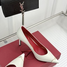 Valentino/华伦天奴26WF新品 尖头高跟鞋凉鞋 尖头线条勾勒足间精致轮廓 小V金标点睛鞋头 细跟拉长腿型比例 Valentino/华伦天奴26WF新品 尖头高跟鞋凉鞋 尖头线条勾勒足间精致轮廓 小V金标点睛鞋头 细跟拉长腿型比例