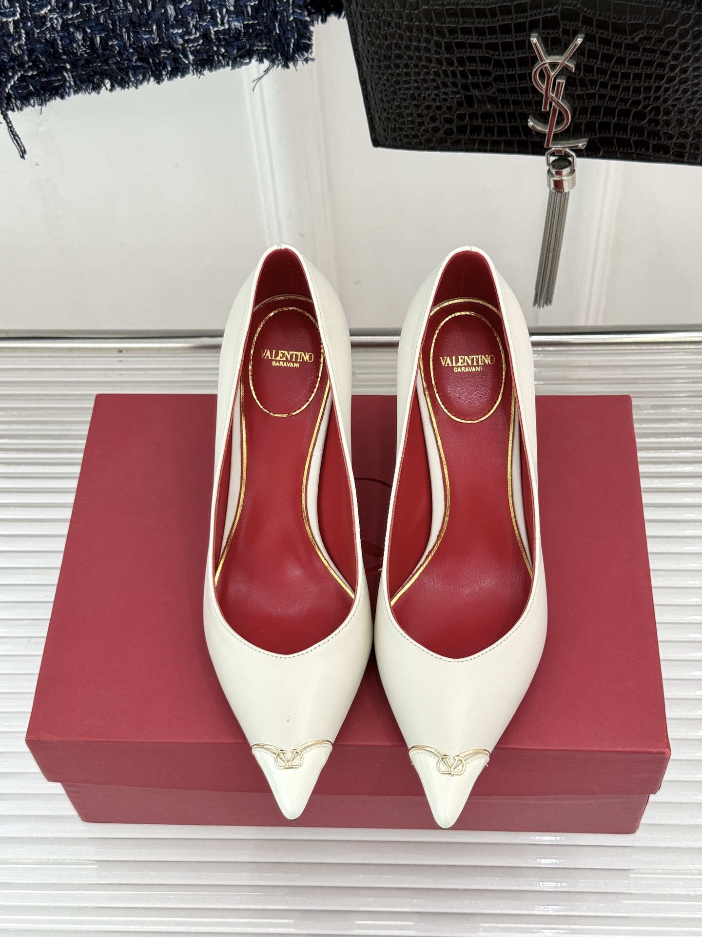 Valentino/华伦天奴26WF新品 尖头高跟鞋凉鞋 尖头线条勾勒足间精致轮廓 小V金标点睛鞋头 细跟拉长腿型比例 Valentino/华伦天奴26WF新品 尖头高跟鞋凉鞋 尖头线条勾勒足间精致轮廓 小V金标点睛鞋头 细跟拉长腿型比例