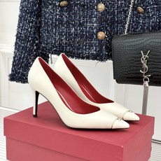 Valentino/华伦天奴26WF新品 尖头高跟鞋凉鞋 尖头线条勾勒足间精致轮廓 小V金标点睛鞋头 细跟拉长腿型比例 Valentino/华伦天奴26WF新品 尖头高跟鞋凉鞋 尖头线条勾勒足间精致轮廓 小V金标点睛鞋头 细跟拉长腿型比例