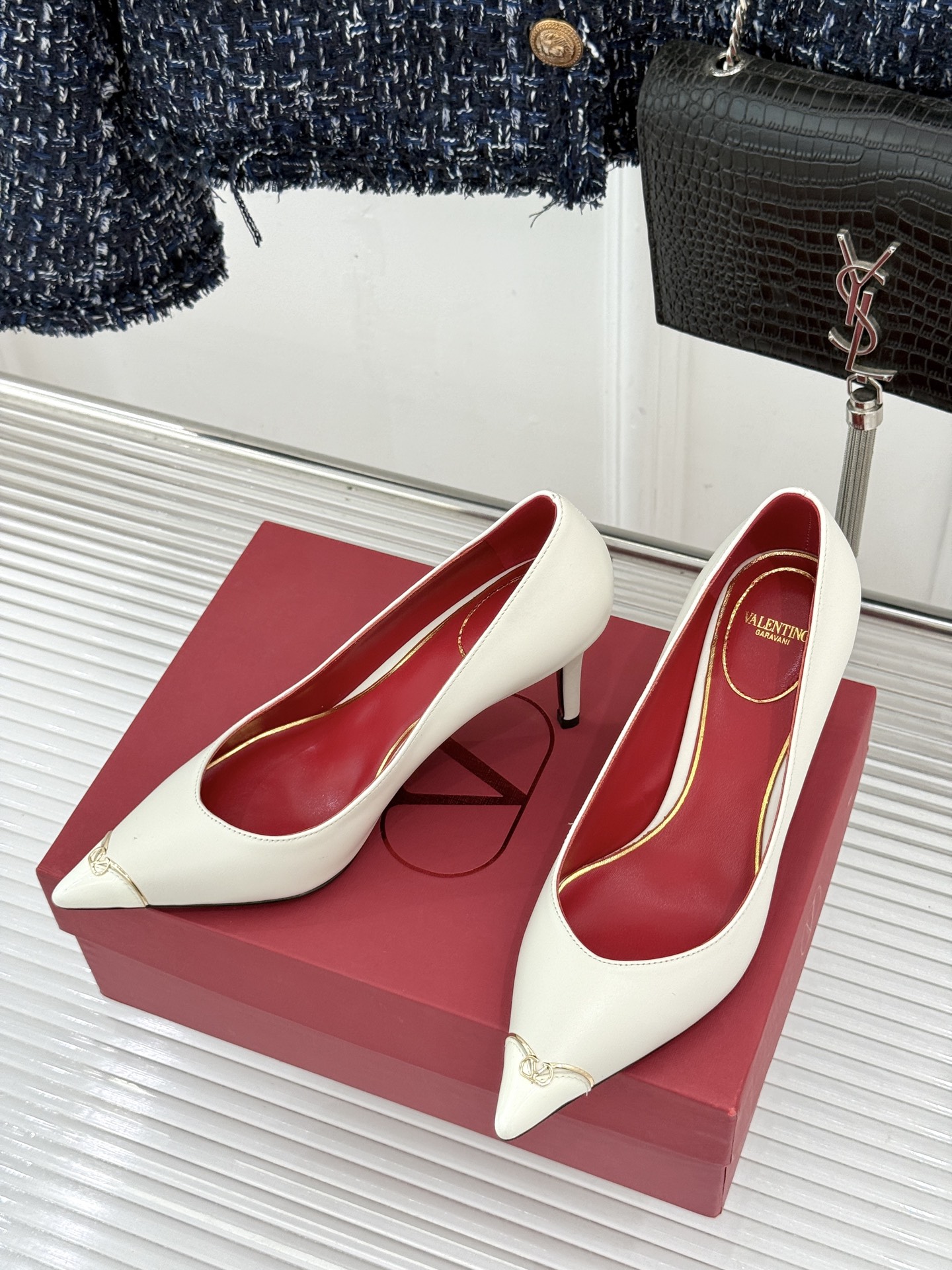 Valentino/华伦天奴26WF新品 尖头高跟鞋凉鞋 尖头线条勾勒足间精致轮廓 小V金标点睛鞋头 细跟拉长腿型比例 Valentino/华伦天奴26WF新品 尖头高跟鞋凉鞋 尖头线条勾勒足间精致轮廓 小V金标点睛鞋头 细跟拉长腿型比例