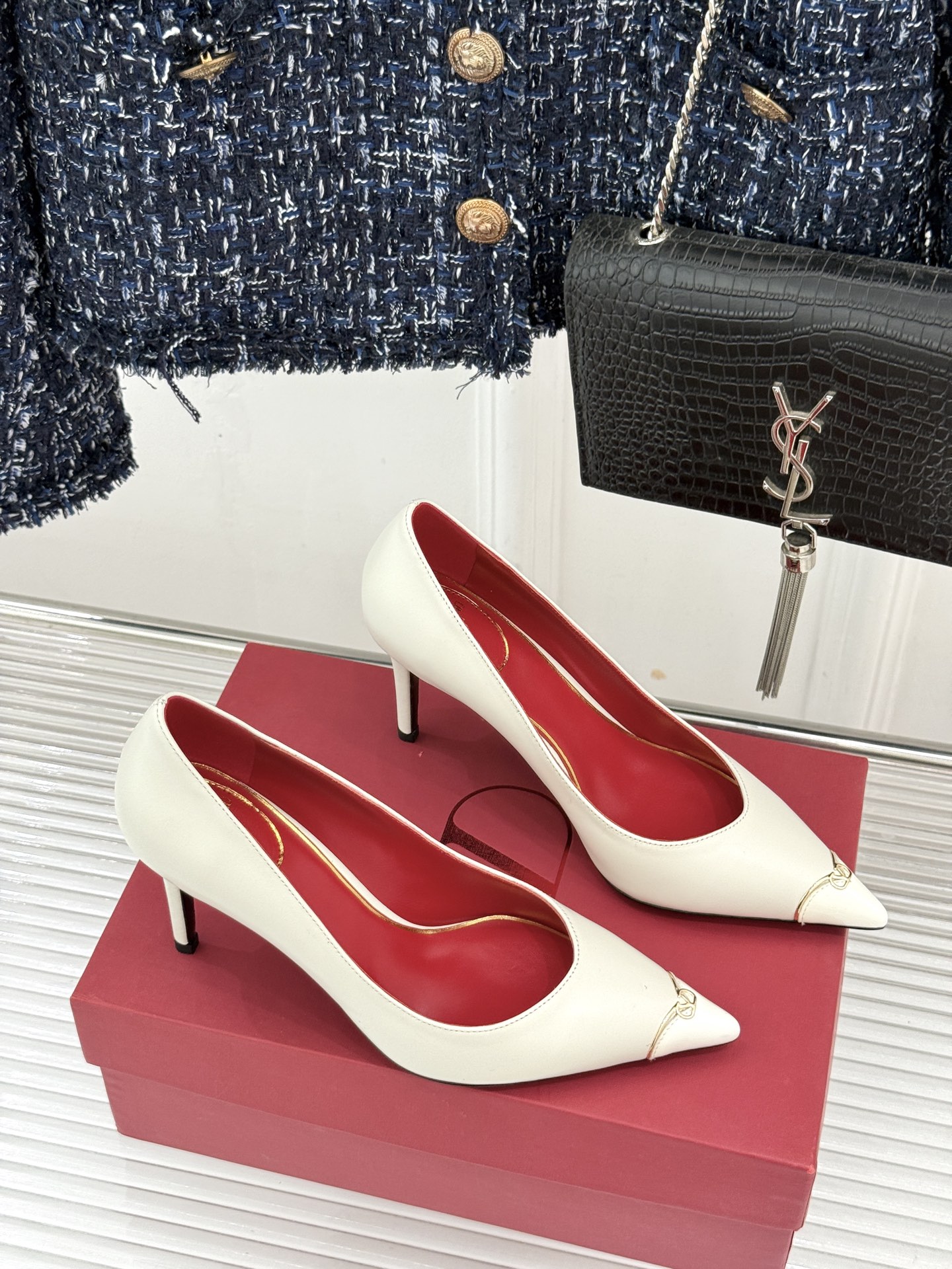 Valentino/华伦天奴26WF新品 尖头高跟鞋凉鞋 尖头线条勾勒足间精致轮廓 小V金标点睛鞋头 细跟拉长腿型比例 Valentino/华伦天奴26WF新品 尖头高跟鞋凉鞋 尖头线条勾勒足间精致轮廓 小V金标点睛鞋头 细跟拉长腿型比例
