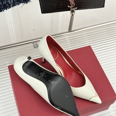 Valentino/华伦天奴26WF新品 尖头高跟鞋凉鞋 尖头线条勾勒足间精致轮廓 小V金标点睛鞋头 细跟拉长腿型比例 Valentino/华伦天奴26WF新品 尖头高跟鞋凉鞋 尖头线条勾勒足间精致轮廓 小V金标点睛鞋头 细跟拉长腿型比例