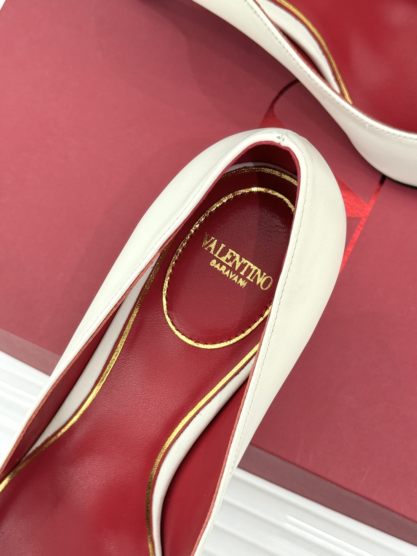 Valentino/华伦天奴26WF新品 尖头高跟鞋凉鞋 尖头线条勾勒足间精致轮廓 小V金标点睛鞋头 细跟拉长腿型比例 Valentino/华伦天奴26WF新品 尖头高跟鞋凉鞋 尖头线条勾勒足间精致轮廓 小V金标点睛鞋头 细跟拉长腿型比例