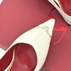 Valentino/华伦天奴26WF新品 尖头高跟鞋凉鞋 尖头线条勾勒足间精致轮廓 小V金标点睛鞋头 细跟拉长腿型比例 Valentino/华伦天奴26WF新品 尖头高跟鞋凉鞋 尖头线条勾勒足间精致轮廓 小V金标点睛鞋头 细跟拉长腿型比例
