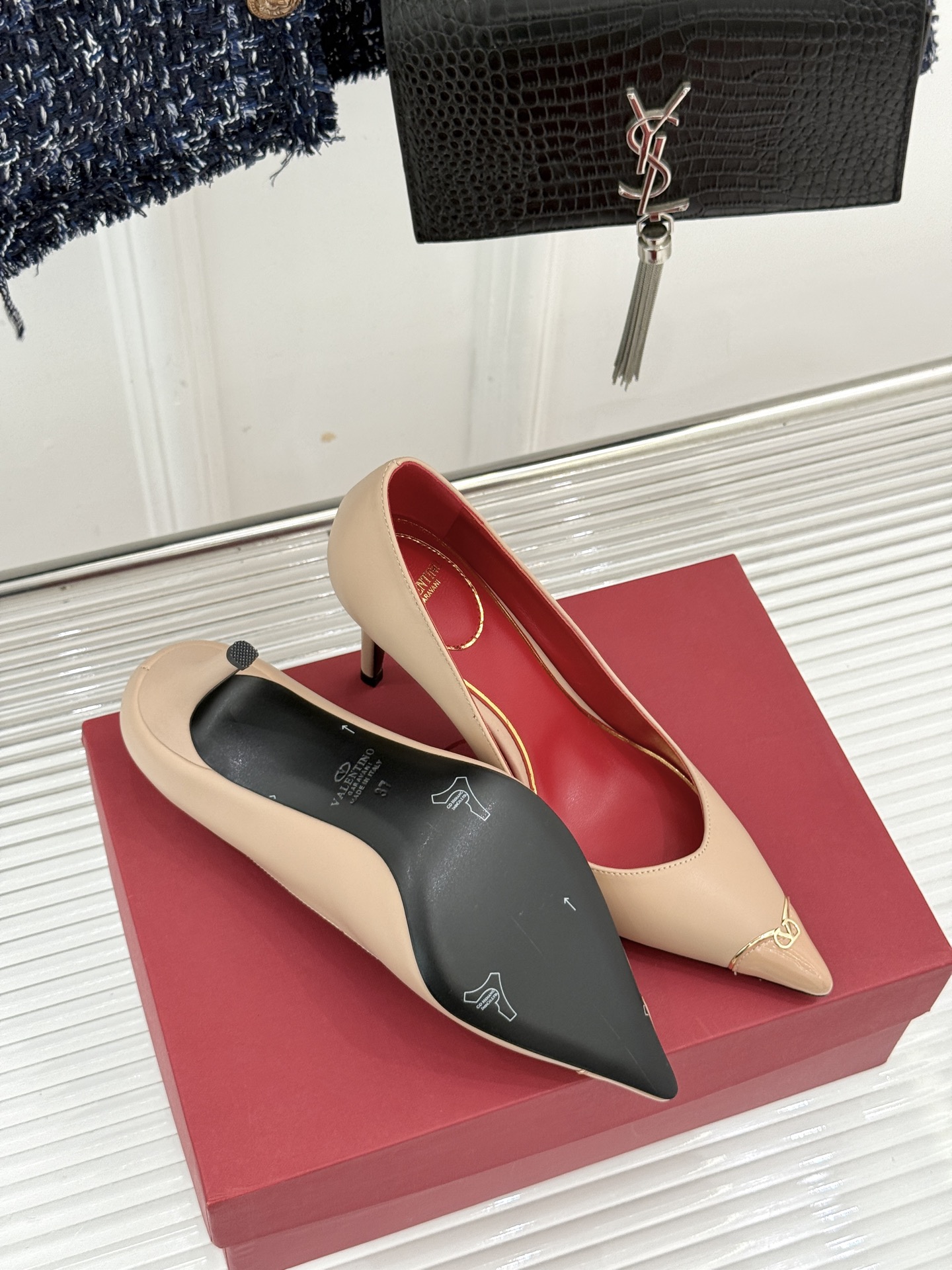 Valentino/华伦天奴26WF新品 尖头高跟鞋凉鞋 尖头线条勾勒足间精致轮廓 小V金标点睛鞋头 细跟拉长腿型比例 