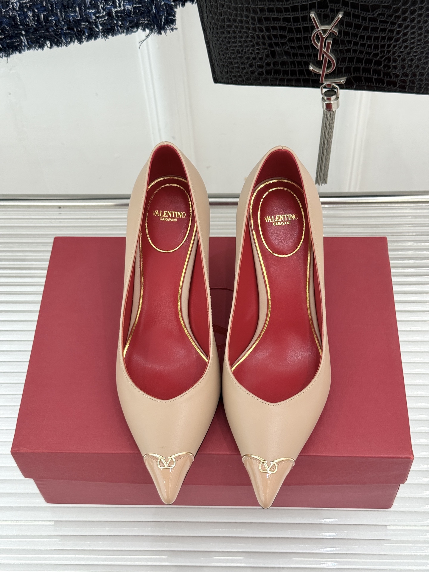 Valentino/华伦天奴26WF新品 尖头高跟鞋凉鞋 尖头线条勾勒足间精致轮廓 小V金标点睛鞋头 细跟拉长腿型比例 